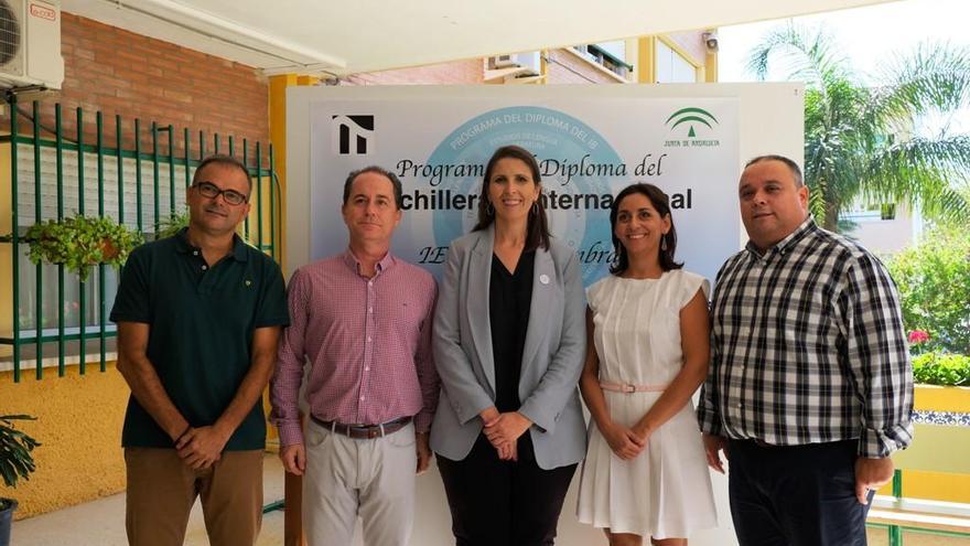 La delegada de Educación, Mercedes García Paine, visitó ayer el instituto María Zambrano.