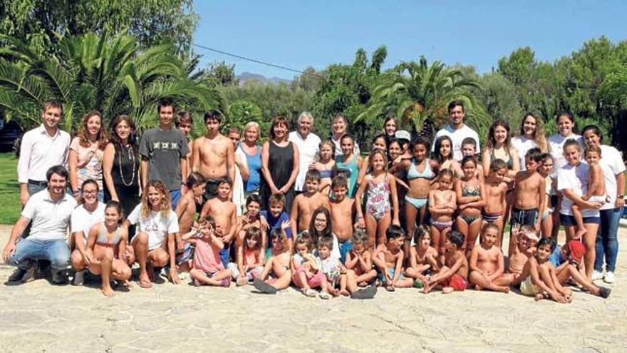 Francina Armengol, ayer, durante su visita a los participantes del campus de verano de Aspanob.