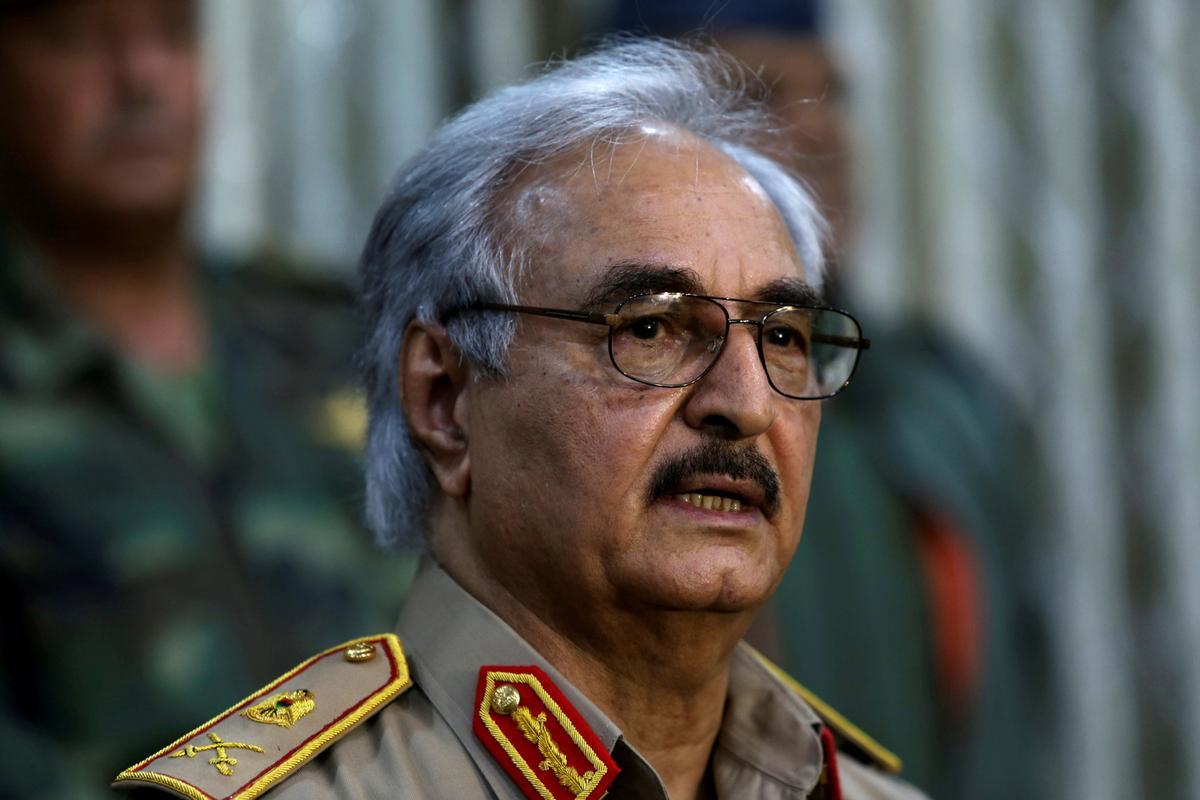 El general Khalifa Haftar habla durante un discurso en el club deportibo de Aybar