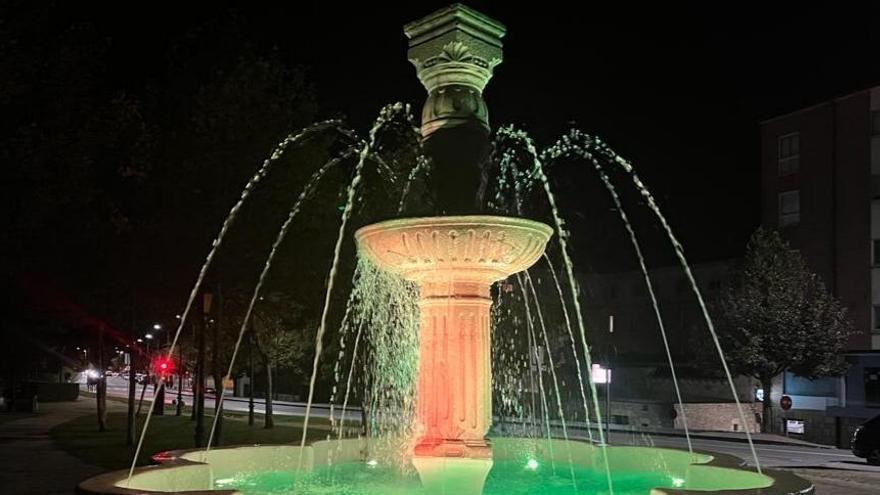 La fuente de Los Remedios con la iluminación nocturna actual.