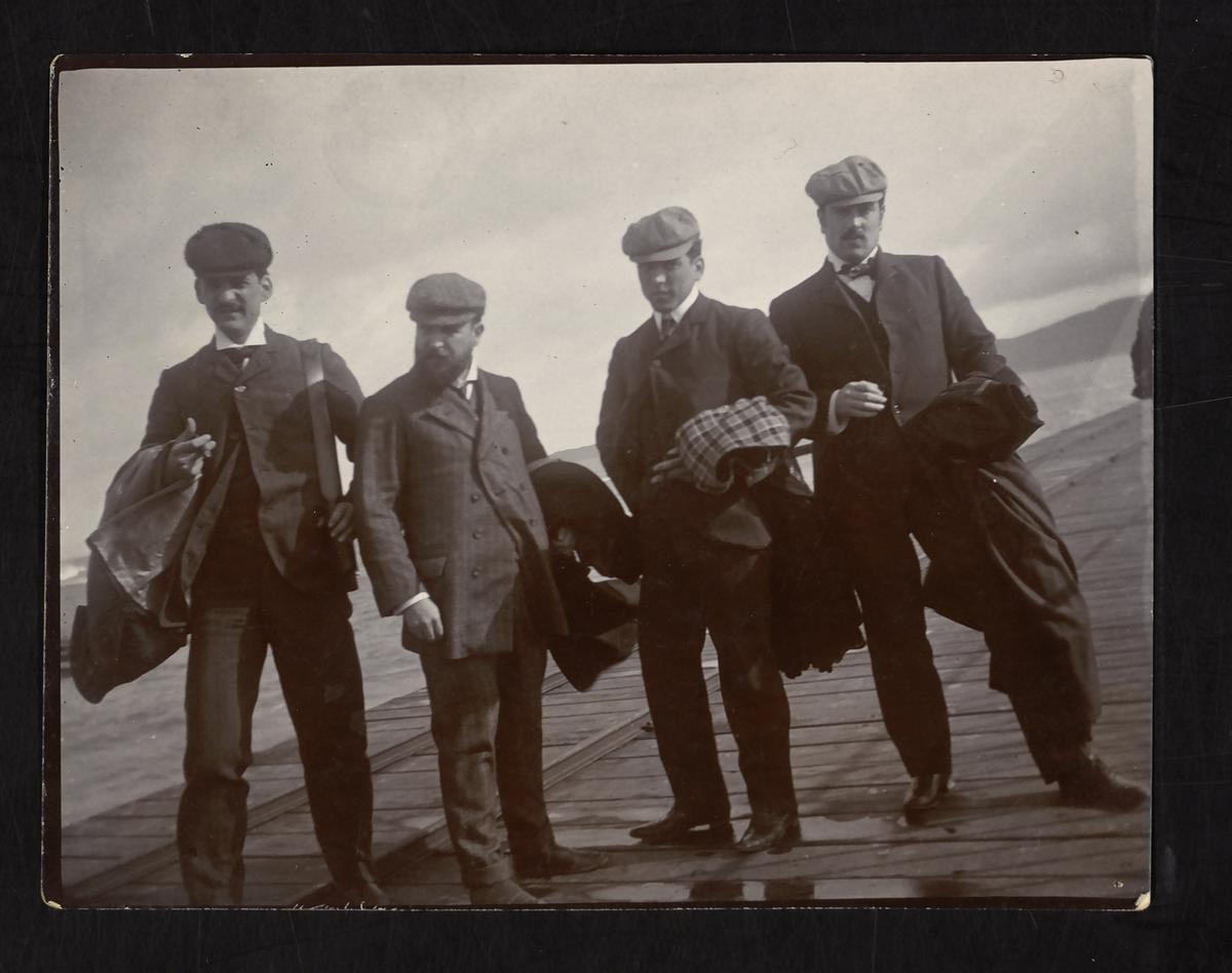 Julio Romero de Torres y acompañantes en un viaje a Marruecos.