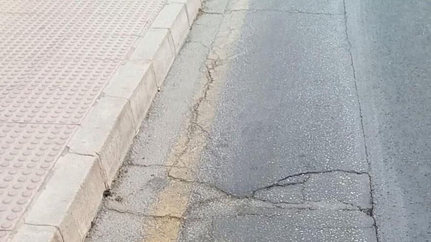 Imagen de algunas de las grietas en la calzada de la calle Camino Nuevo.