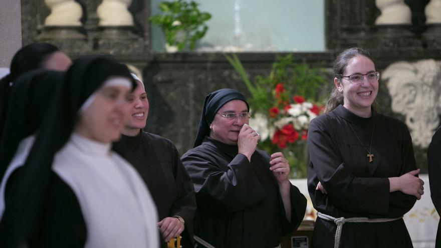 Las clarisas se despiden emocionadas de la Santa Faz.