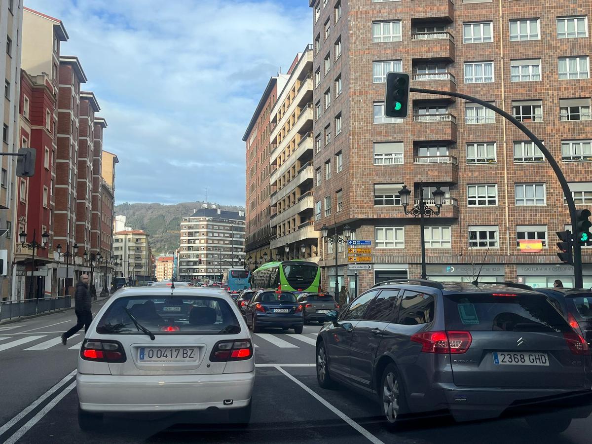 Atascos en la avenida Hermanos Menéndez Pidal pasadas las tres de la tarde.