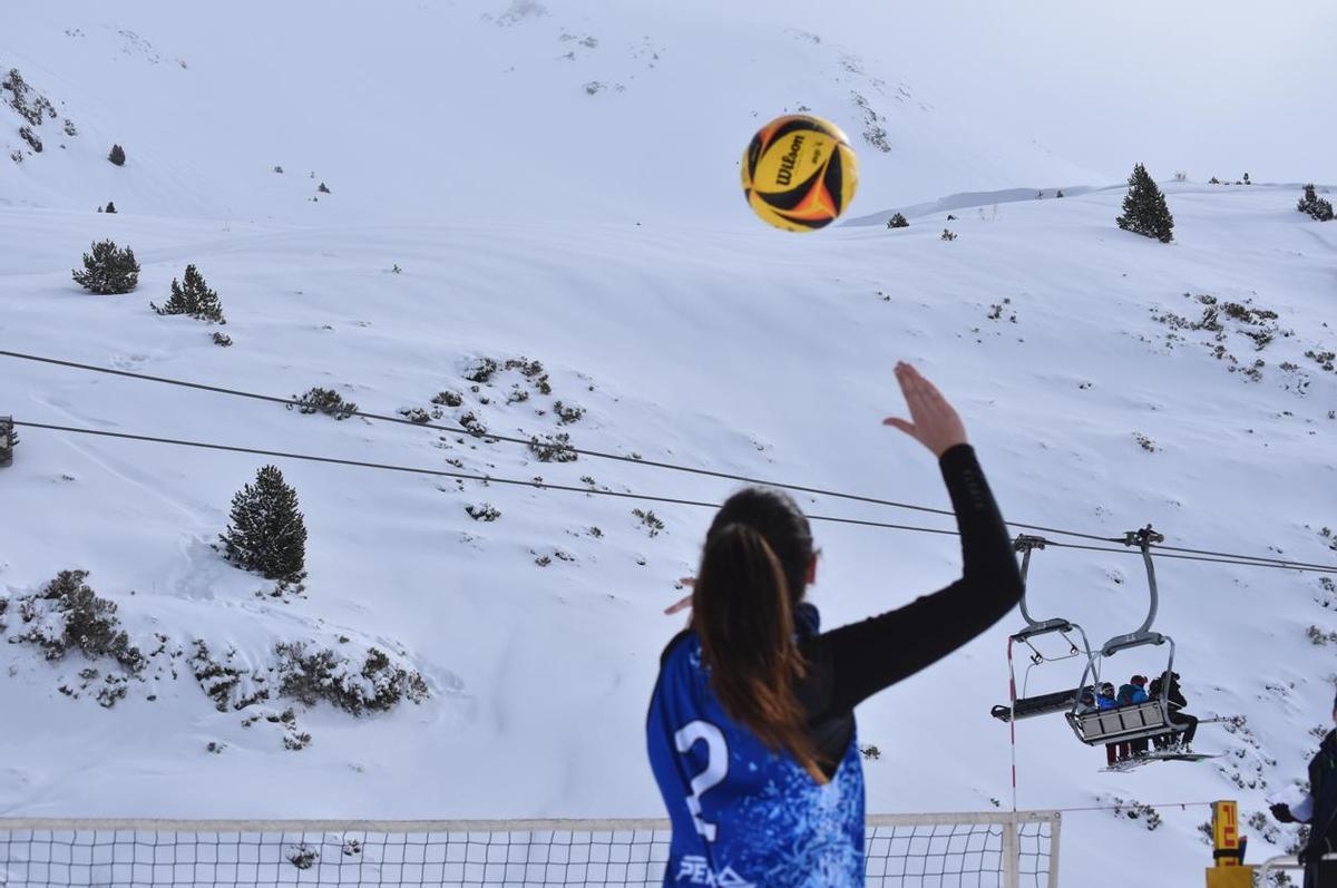 Un instante del segundo Campeonato de Catalunya de vóley nieve en Boí Taüll.