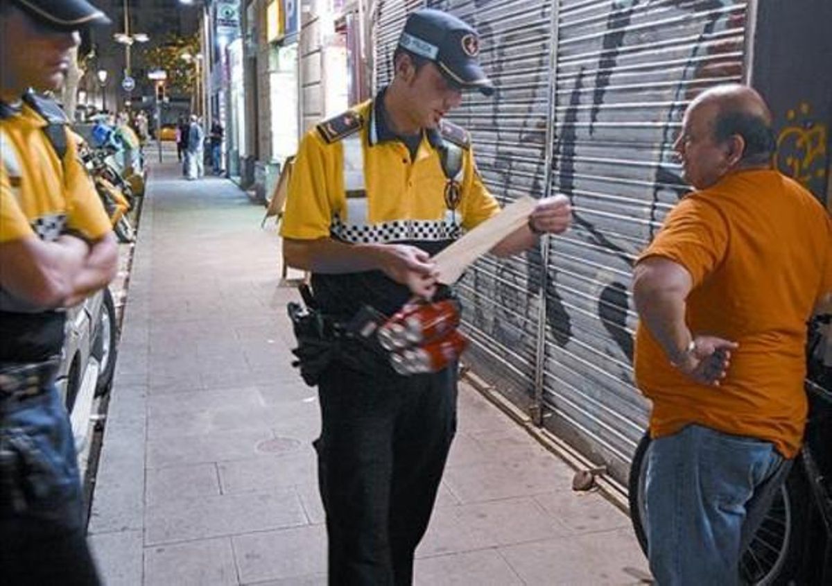 PatrullaDos agents de la Guàrdia Urbana identifiquen un presumpte llauner, ahir a la matinada. PatrullaDos agents de la Guàrdia Urbana identifiquen un presumpte llauner, ahir a la matinada.