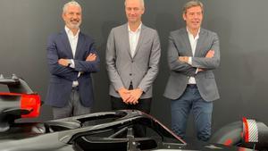 Jose Miguel Aparicio, director de Audi España, Adam Baker, presidente de Audi F1, y Nacho González, director de Comunicación