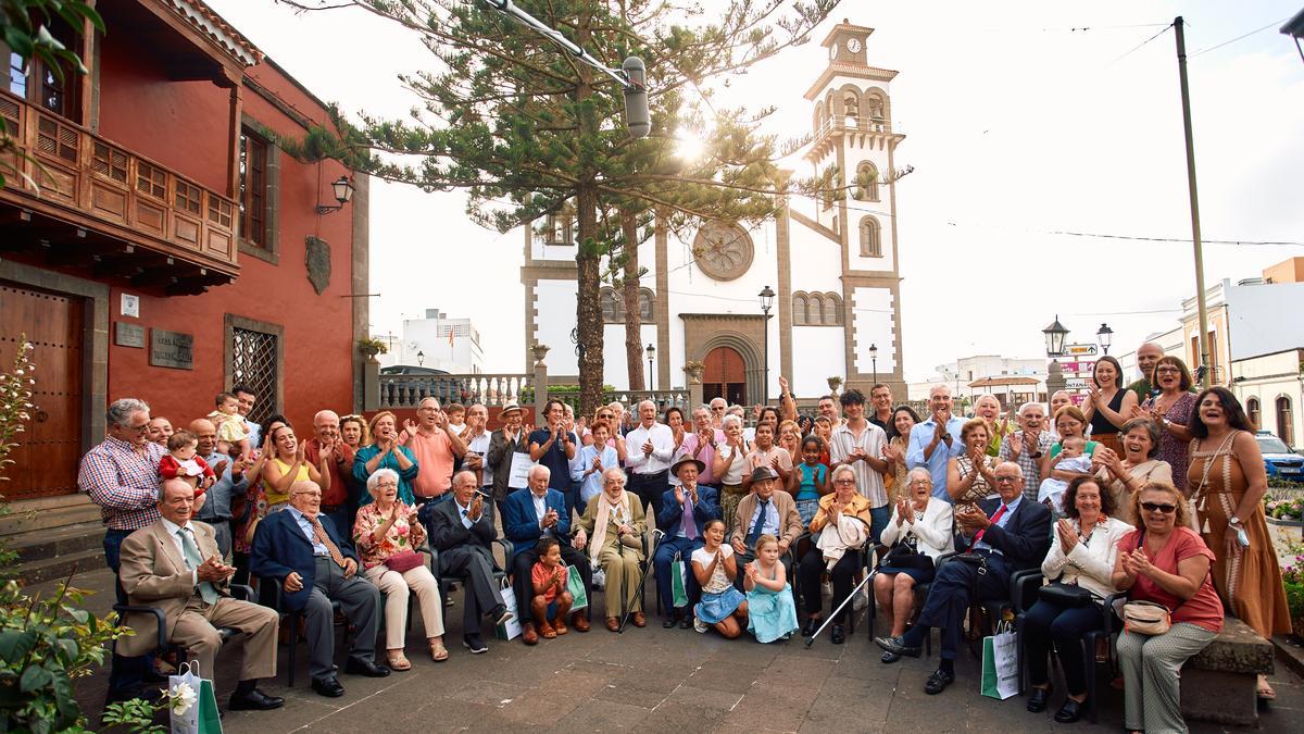 Familiares con los hermanos Hernández Pérez en Moya.