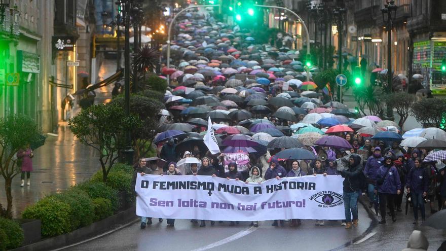 El feminismo vigués arrolla al temporal