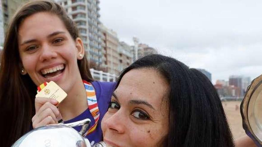 Renata Lais y Raquel Caño, con la Copa de la Reina.