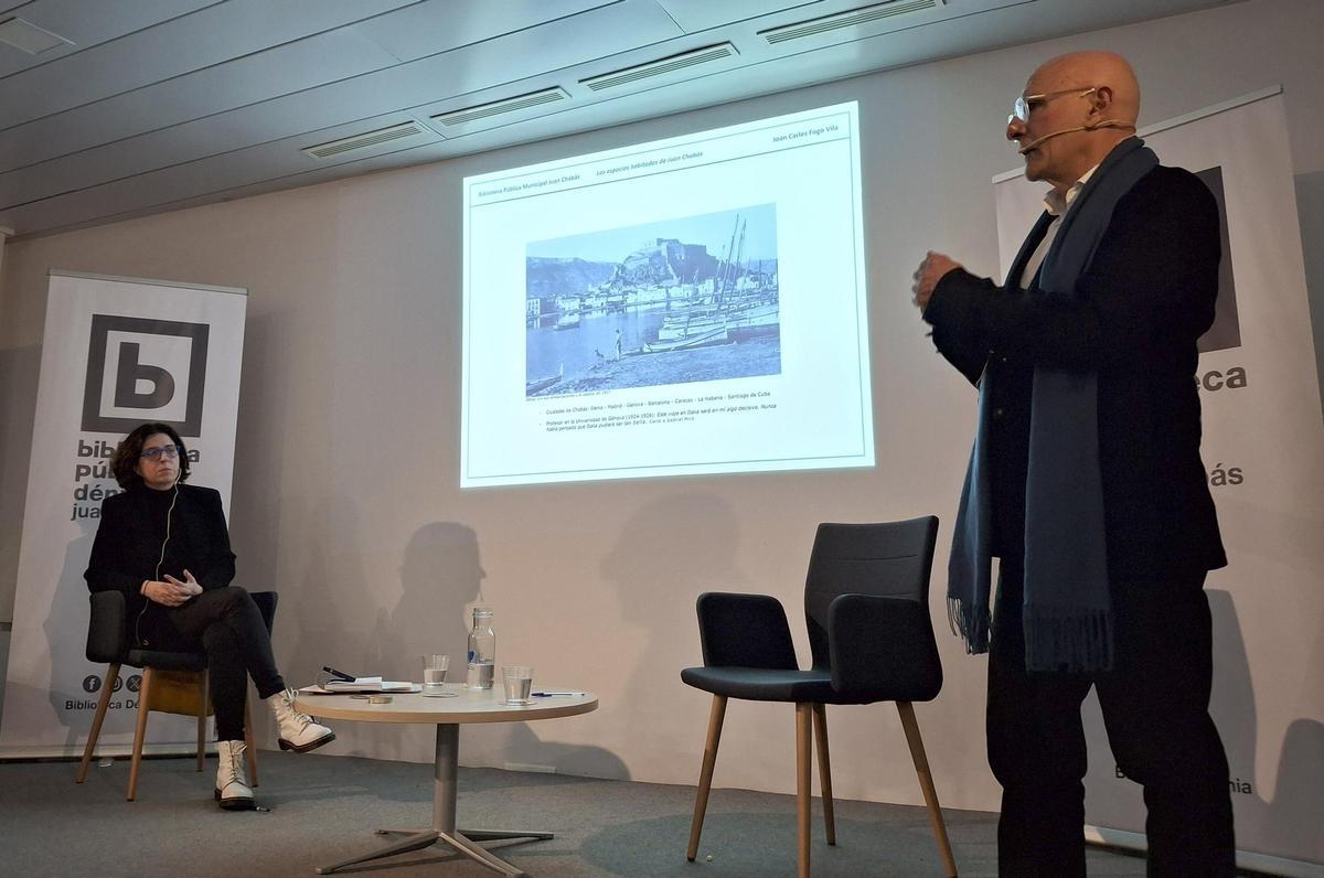 Àngels Gregori y Joan Carles Fogo, este viernes, en la biblioteca Juan Chabás de Dénia. | A. P. F.