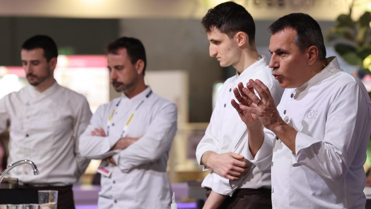 Oriol Castro (Disfrutar), durante la presentación que ha hecho este lunes en The Horeca Hub, en Alimentaria, junto a Eduard Xatruch (segundo por la izquierda)..