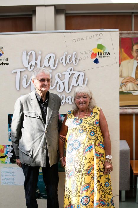 Reconocimiento a dos turistas que visitan Ibiza desde hace 40 años