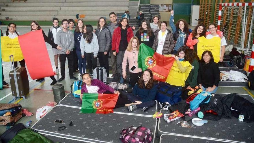 Uno de los grupos de peregrinos ayer por la tarde en el pabellón del IES A Xunqueira I, en funcionamiento estos días. // Rafa Vázquez