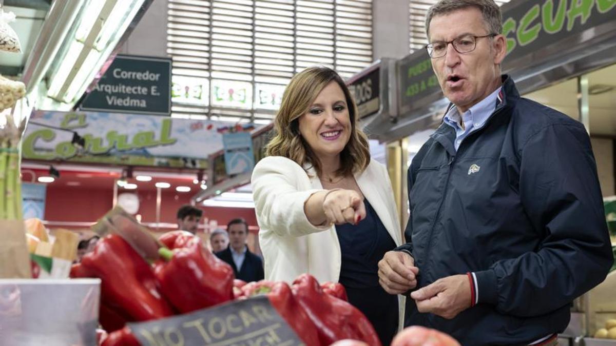 El líder del PP, Alberto Núñez Feijóo, en el Mercado Central de Valencia, que visitó tras otro acto en la ciudad en las horas finales de la campaña.