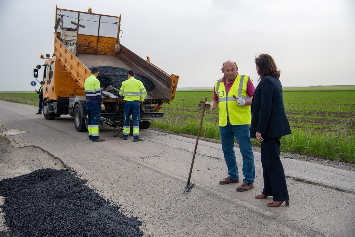 La alcaldesa de Palma del Río, en el bacheo de la carretera de Cañada Rosal.