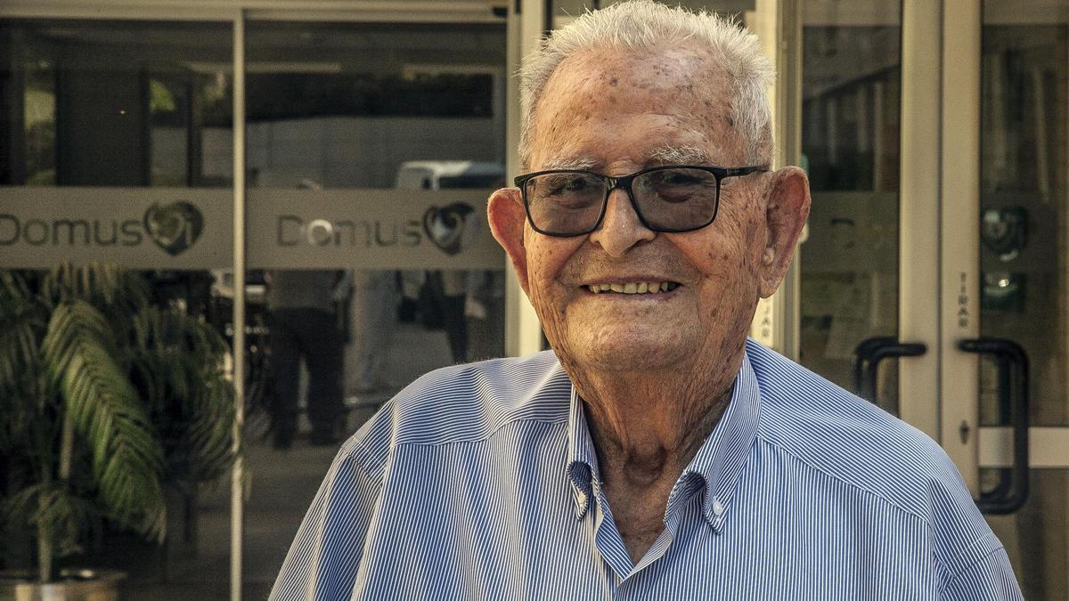 Antonio Caladi Rodríguez posa en la entrada del centro de día a la que acude muchos días.