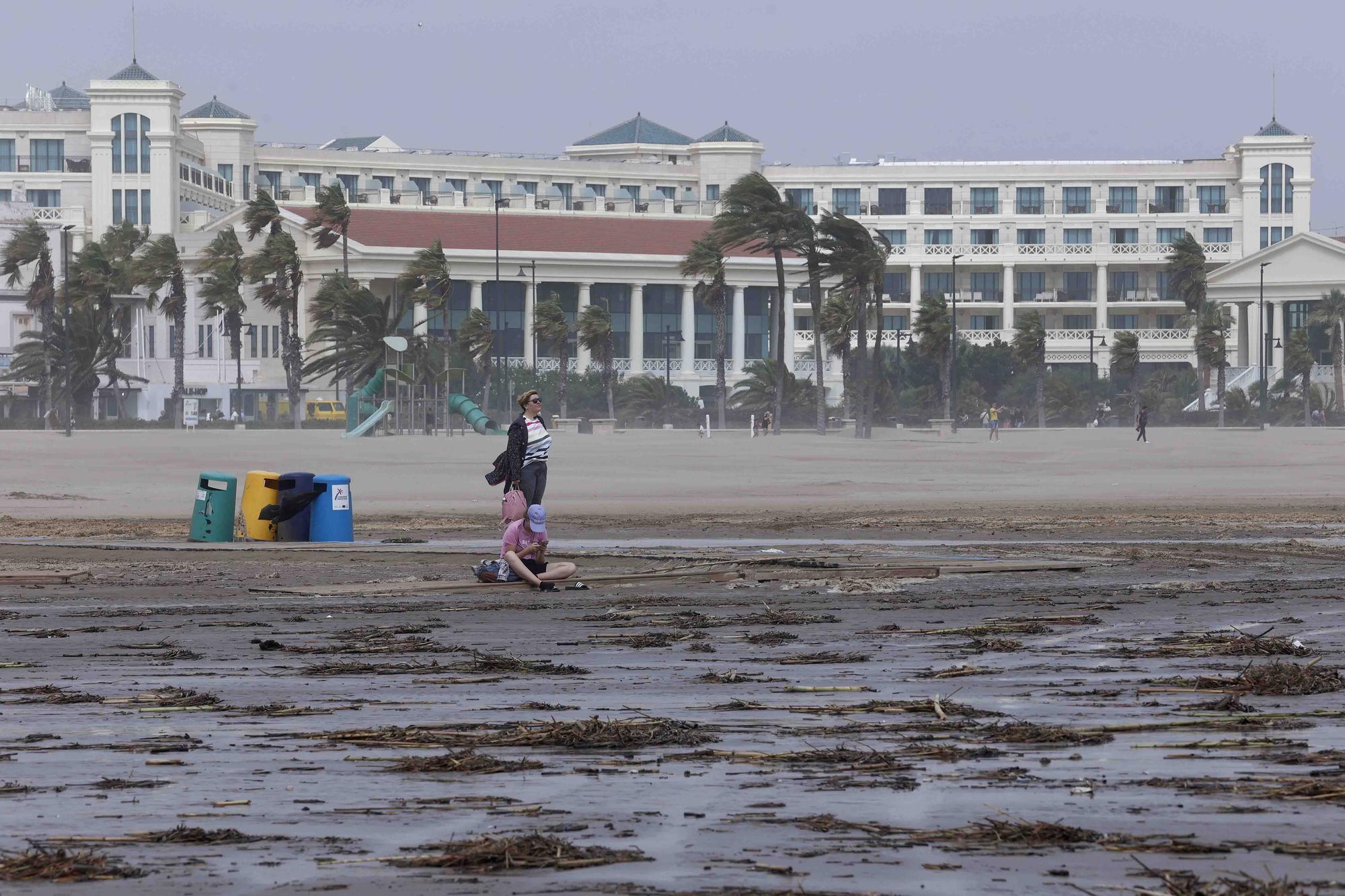 La playa de la Malvarrosa despues del temporal