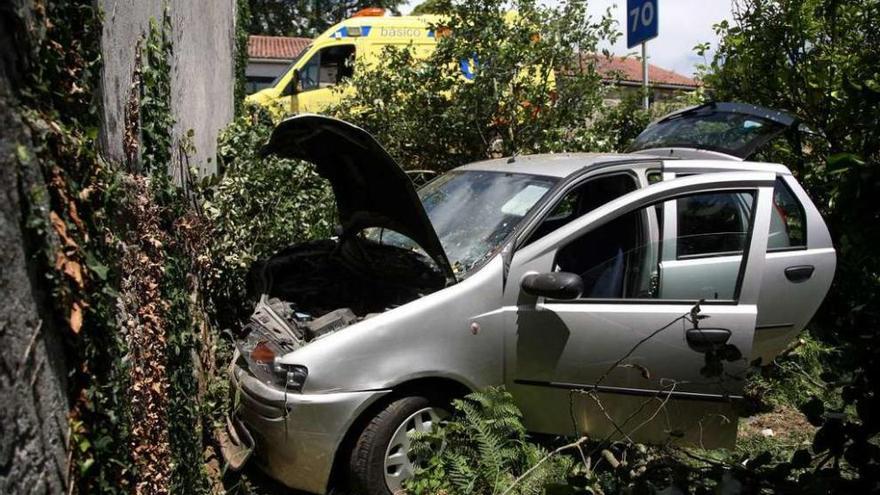 El turismo se salió por su izquierda e impactó contra una casa deshabitada de Negreiros y (abajo) operativo de emergencias. // Bernabé/Luismy