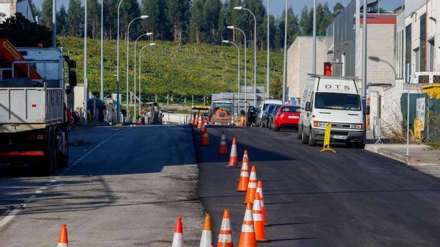 Obras de asfaltado en una de las calles del polígono industrial de Cambados