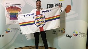 El colegiado Ryan Atkin, con una bandera a favor de la libertad de los derechos LGBT. 