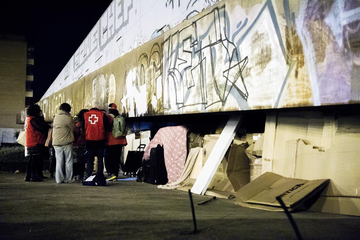 Voluntarios de Cruz Roja realizan el recuento de personas sin hogar en Zaragoza, este miércoles.