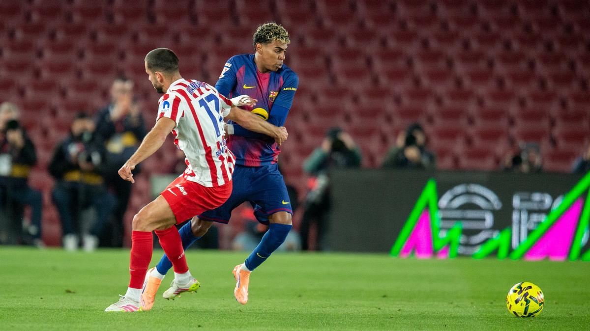 Lamine Yamal intenta zafarse de Hancko.