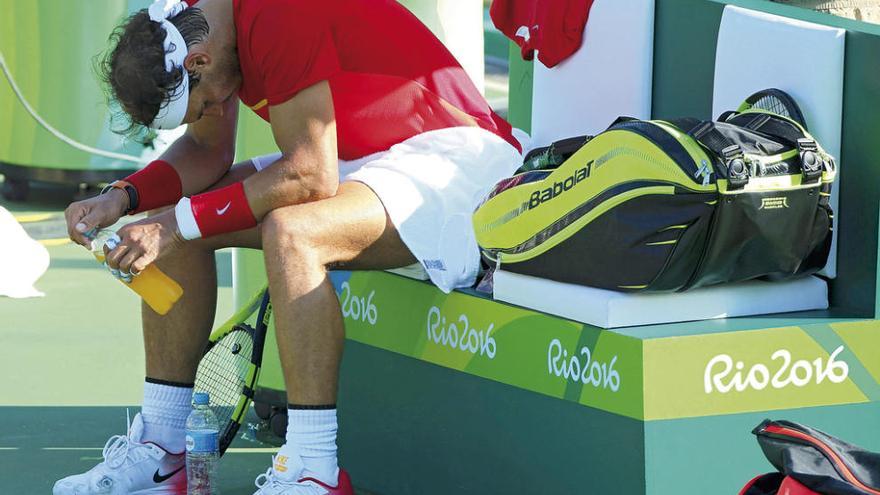Rafael Nadal, exhausto, durante un descanso del partido. // Efe