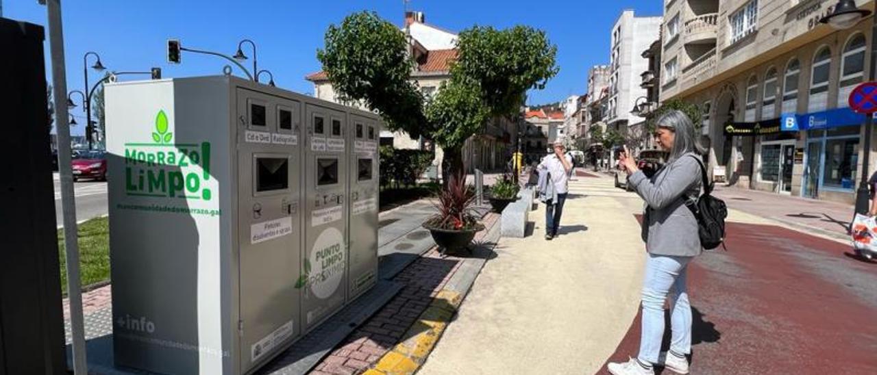 La alcaldesa en funciones de Cangas, Victoria Portas, en el punto limpio de la calle Méndez Núñez. |  //FDV