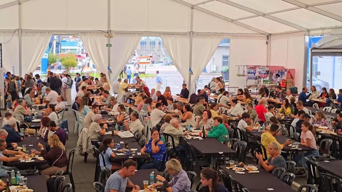 A Festa do Marisco vuelve con ganas a O Berbés: «Estamos muy contentos de venir. Nunca nos lo perdemos»