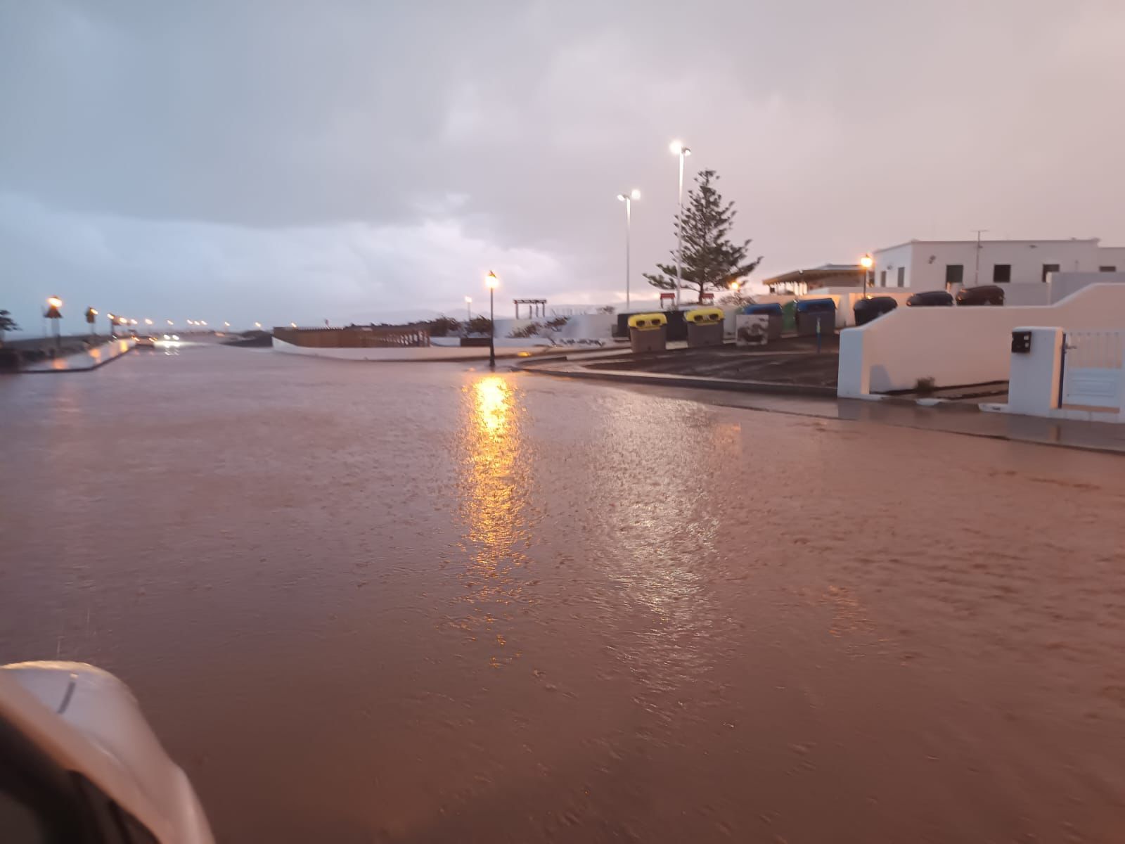 Granizo en Lanzarote y zonas anegadas por la lluvia