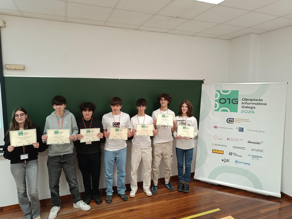 Siete de los ocho premiados en la Olimpiada Informática Galega 2026. Del Colegio Manuel Peleteiro están Antía Paradela (izquierda), al lado de Tirso Nieto, Andrés Covelo, de negro, y Antón Castro (2º derecha), estando ausente Jaime Daniel Moar.