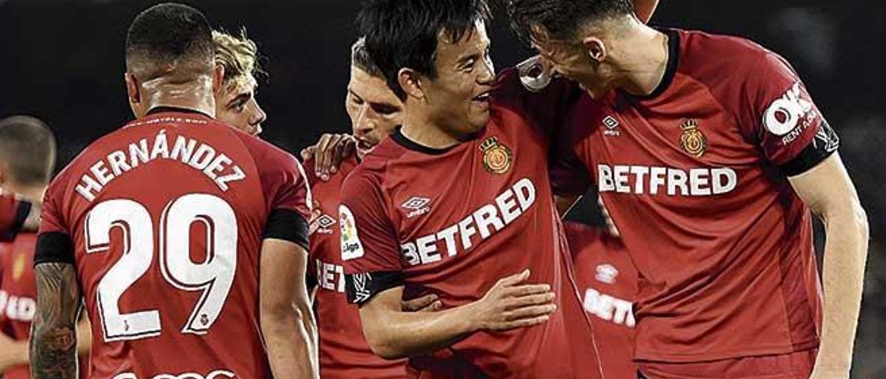 Cucho Hernández, Kubo y Budimir celebran uno de los tantos logrados ante el Betis.