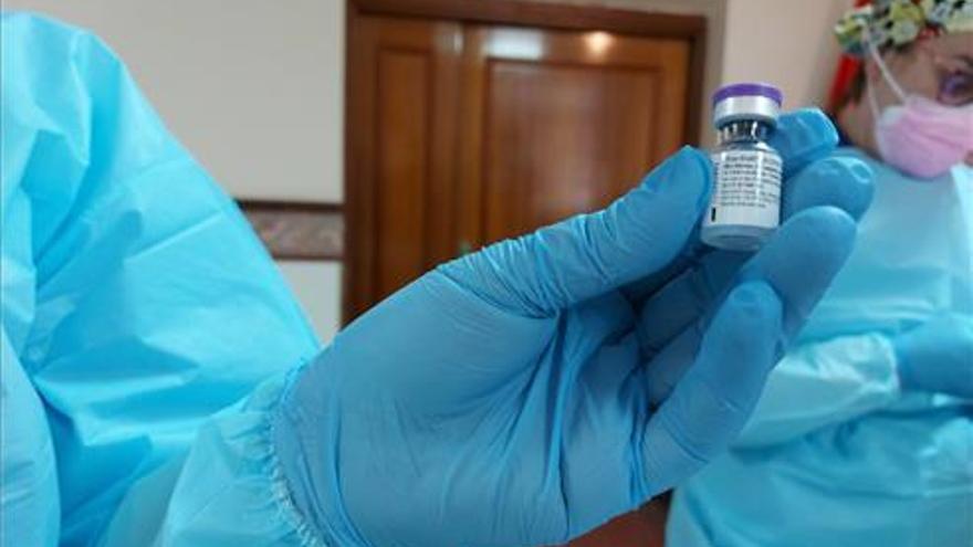 Andalucía no vacunará con la primera dosis a más mayores de 80 años hasta finales marzo