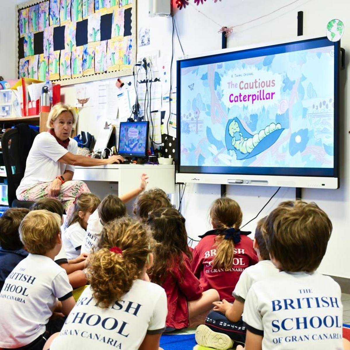 Niños en el aula, involucrándose en una lección dinámica sobre cuidado dental