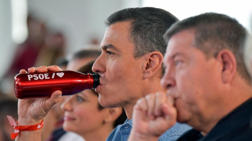 El presidente del Gobierno, Pedro Sánchez, junto al presidente del Castilla-La Mancha, Emiliano García-Page, durante un mitin de las últimas elecciones municipales y autonómicas.