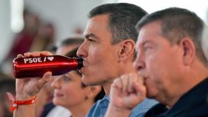 El presidente del Gobierno, Pedro Sánchez, junto al presidente del Castilla-La Mancha, Emiliano García-Page, durante un mitin de las últimas elecciones municipales y autonómicas. 