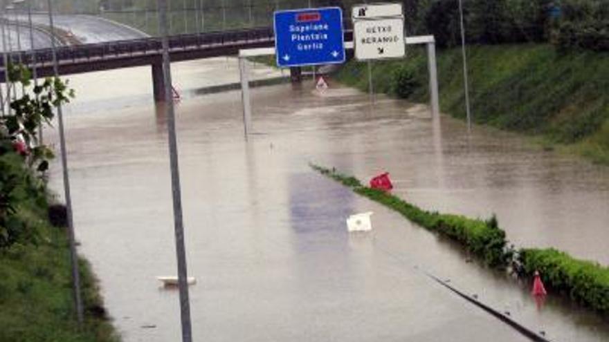 Las intensas lluvias caídas durante las últimas horas han provocado el desbordamiento de varios ríos en Euskadi, que han inundado carreteras, calles y bajeras. En Getxo (Vizcaya), el desbordamiento del río Gobelas ha dejado prácticamente incomunicadas algunas zonas y urbanizaciones y en municipios cercanos, como Erandio, Leioa, Berango y Sopelana. En la imagen, carretera que une Bilbao con la margen derecha del Nervión inundada.