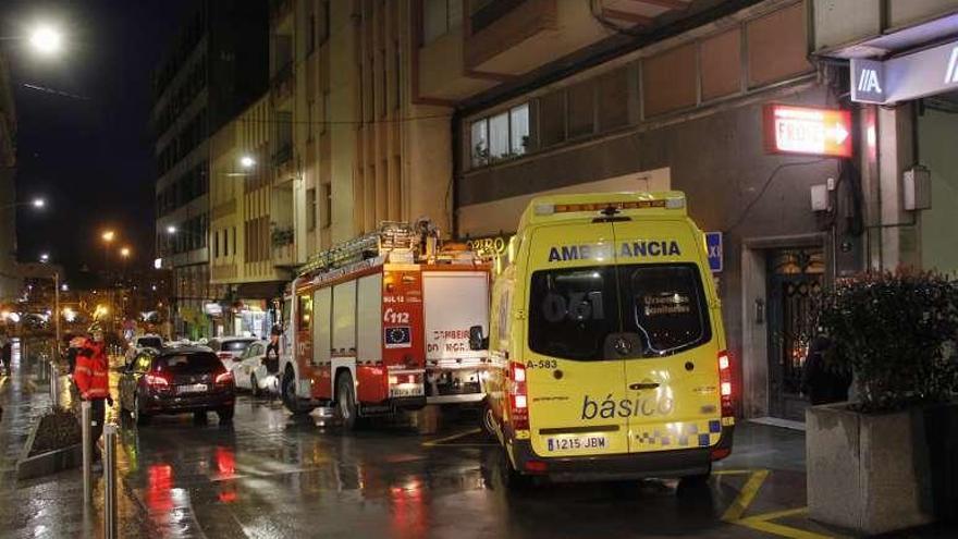 Ambulancia y Bomberos ante el edificio donde vive a mujer. // S.A.