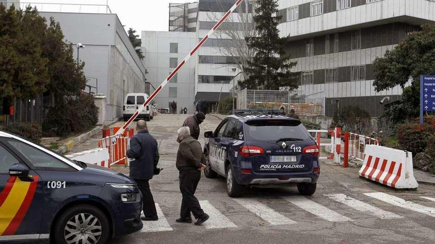 Efectivos policiales en uno de los accesos al hospital La Paz, ayer. // Efe