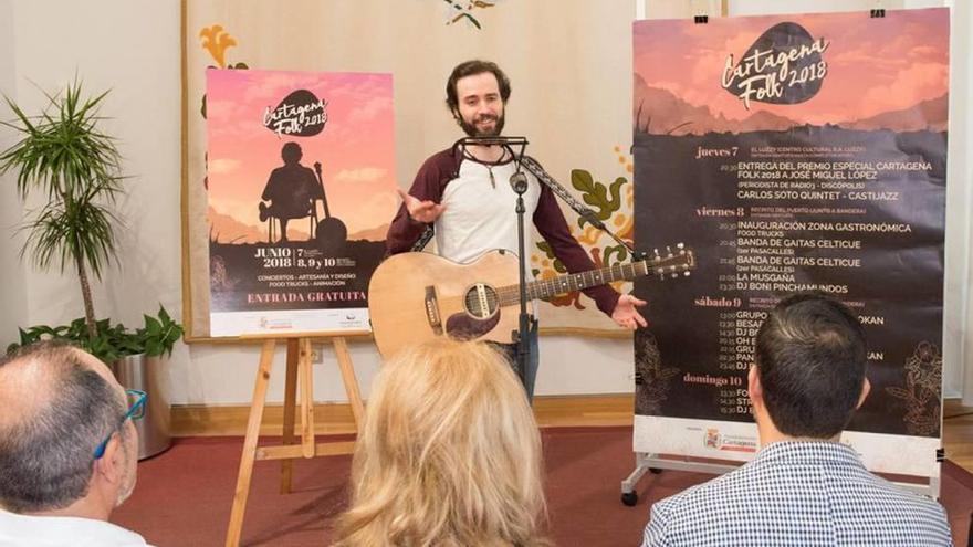 Carlos Vudú amenizó la presentación interpretando uno de los temas de su banda.