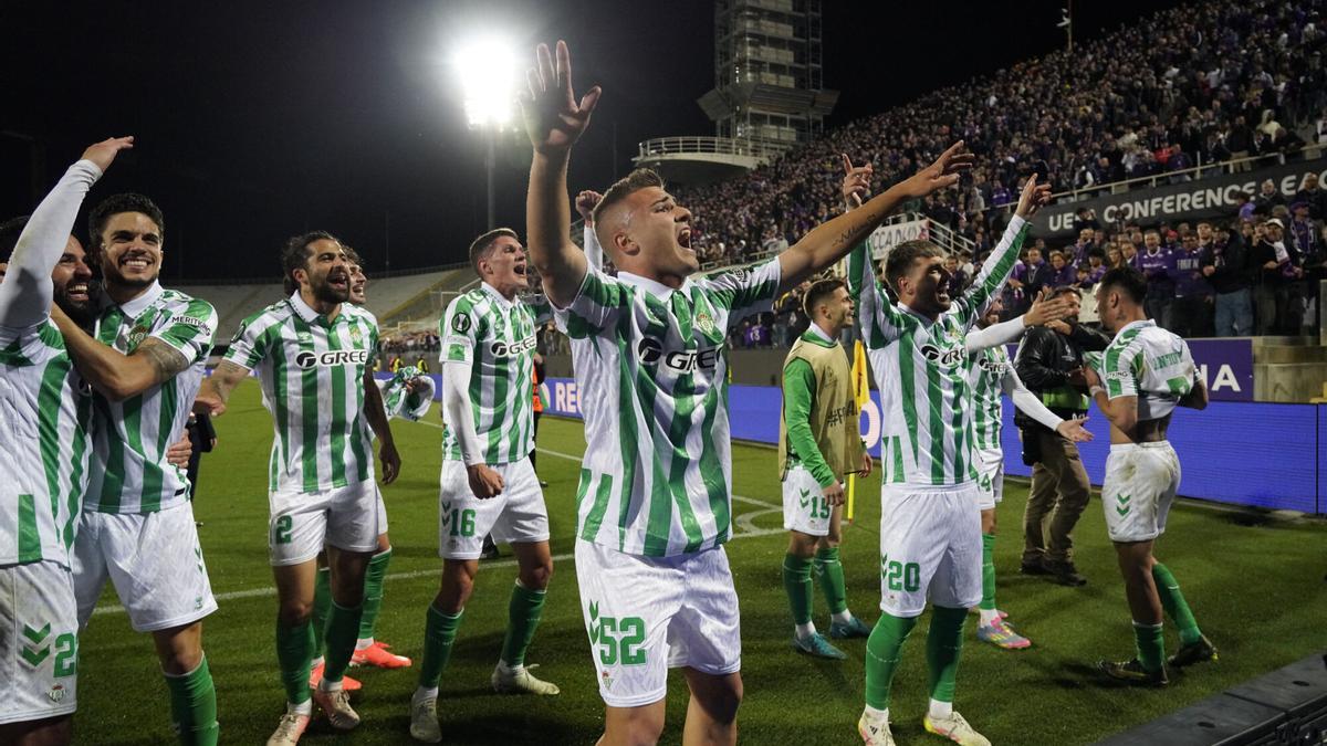 Los jugadores del Betis celebran el pase histórico a la final en Florencia.