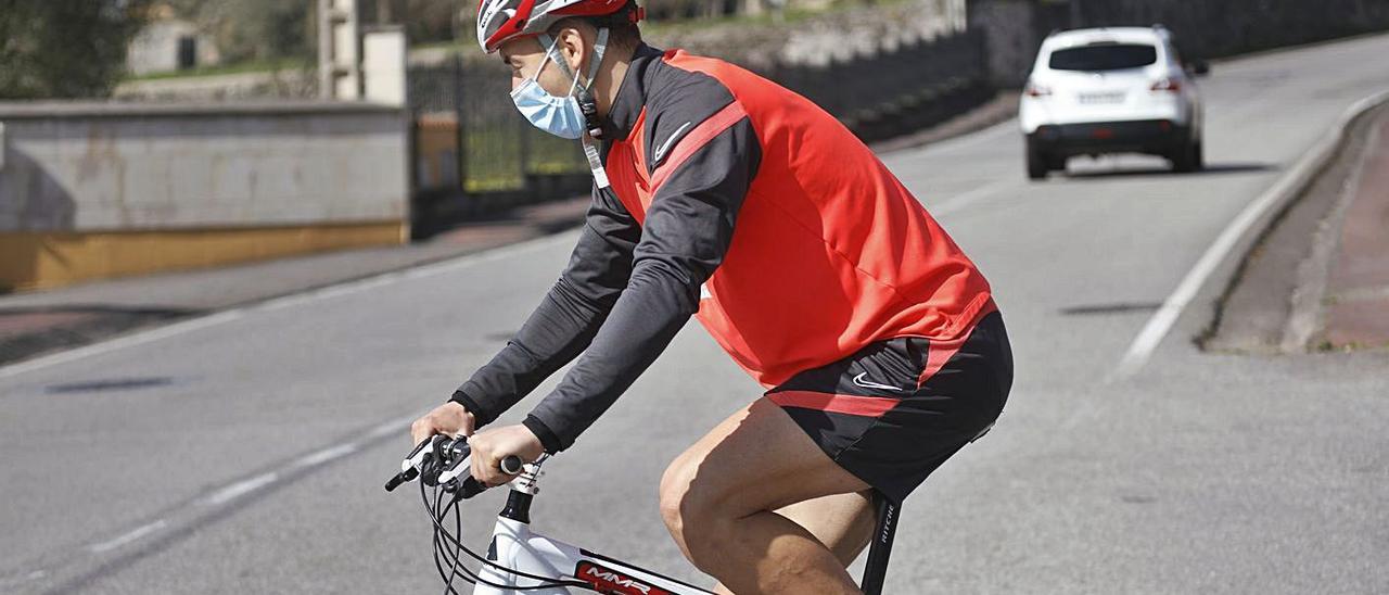 Saúl García, ayer, en bicicleta, abandonando las instalaciones de Mareo. | Ángel González