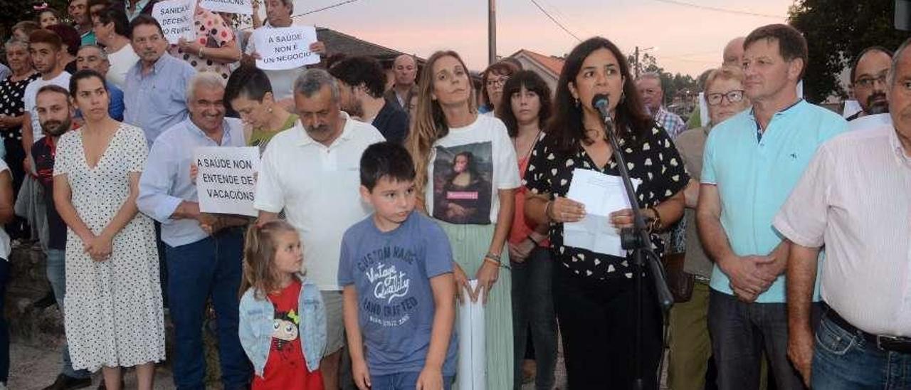 Manifestación de padres por la falta de pediatra en Mosteiro, Meis. // Noé Parga