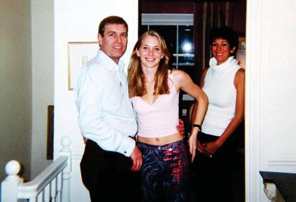 El príncipe Andrés de Inglaterra, en una foto con Virginia Roberts Giuffre cuando ella era menor.