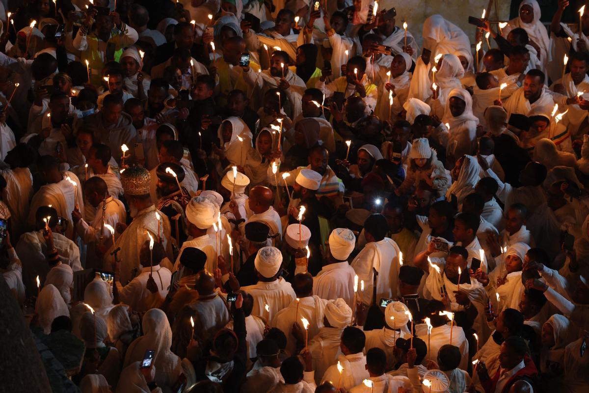 Cristianos ortodoxos celebran “Fuego Sagrado” en Jerusalén. eregrinos cristianos ortodoxos sostienen velas durante la ceremonia del Fuego Sagrado, un día antes de la Pascua ortodoxa, el sábado 15 de abril de 2023 en la Iglesia del Santo Sepulcro en la Ciudad Vieja de Jerusalén, donde muchos cristianos creen que Jesús fue crucificado y enterrado antes de resucitar.