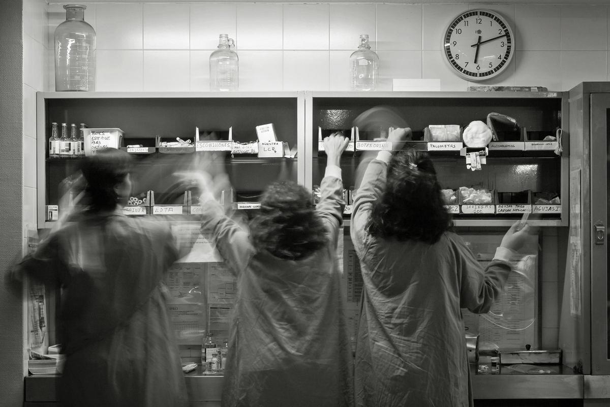 Varias enfermeras cogiendo material sanitario