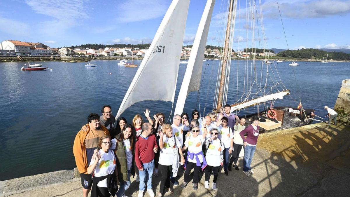 Miembros de Agadea posan antes de subir al barco en O Xufre. |   // PABLO HERNÁNDEZ