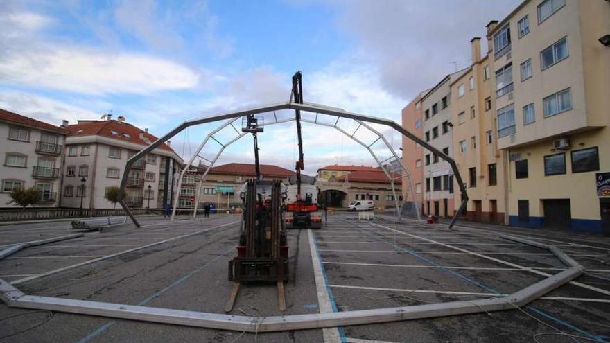 El montaje de la estructura de la carpa Mahou comenzó ayer. // Bernabé/Gutier