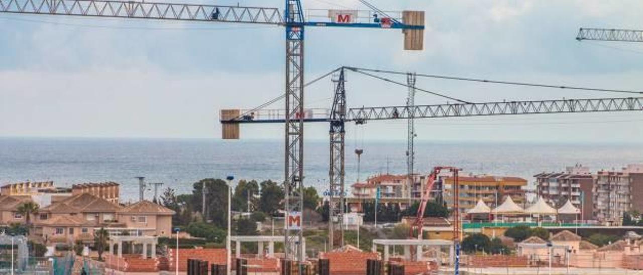 Promoción de viviendas en construcción en la zona costera de Orihuela en una imagen de archivo.